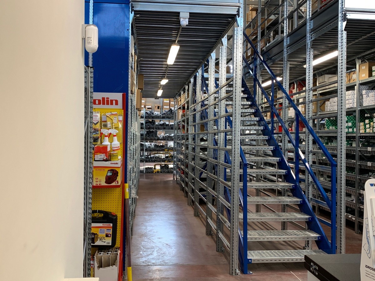 Corsia di un magazzino di termoidraulica con scaffalature piene