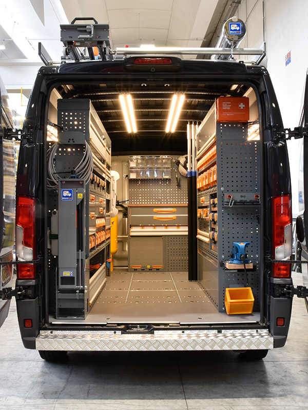 Furgone da lavoro allestito con scaffalature e attrezzatura